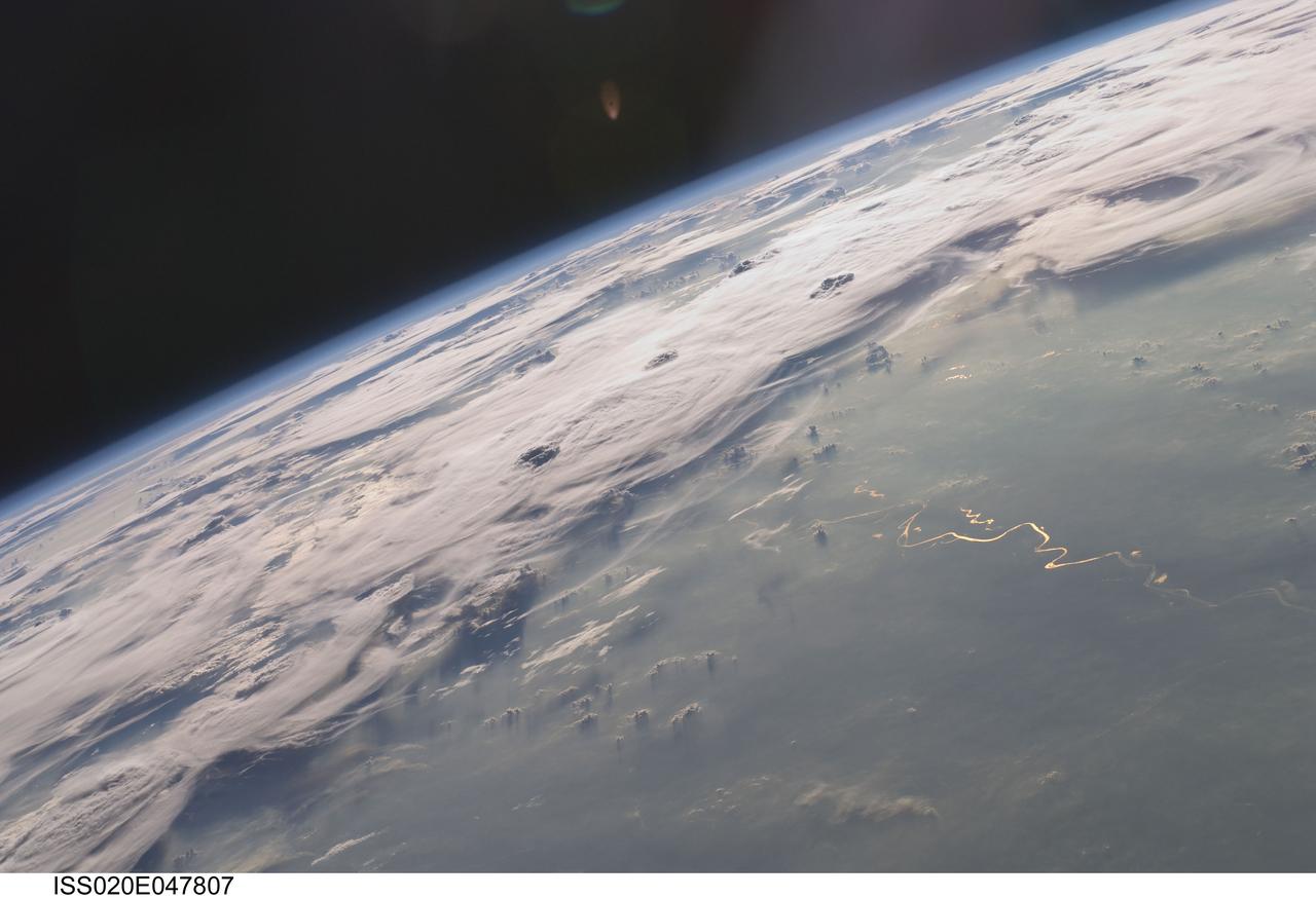 Dynamische Wolkensysteme über der Erde als Bild für gekoppelte ökologische und gesellschaftliche Reaktionen