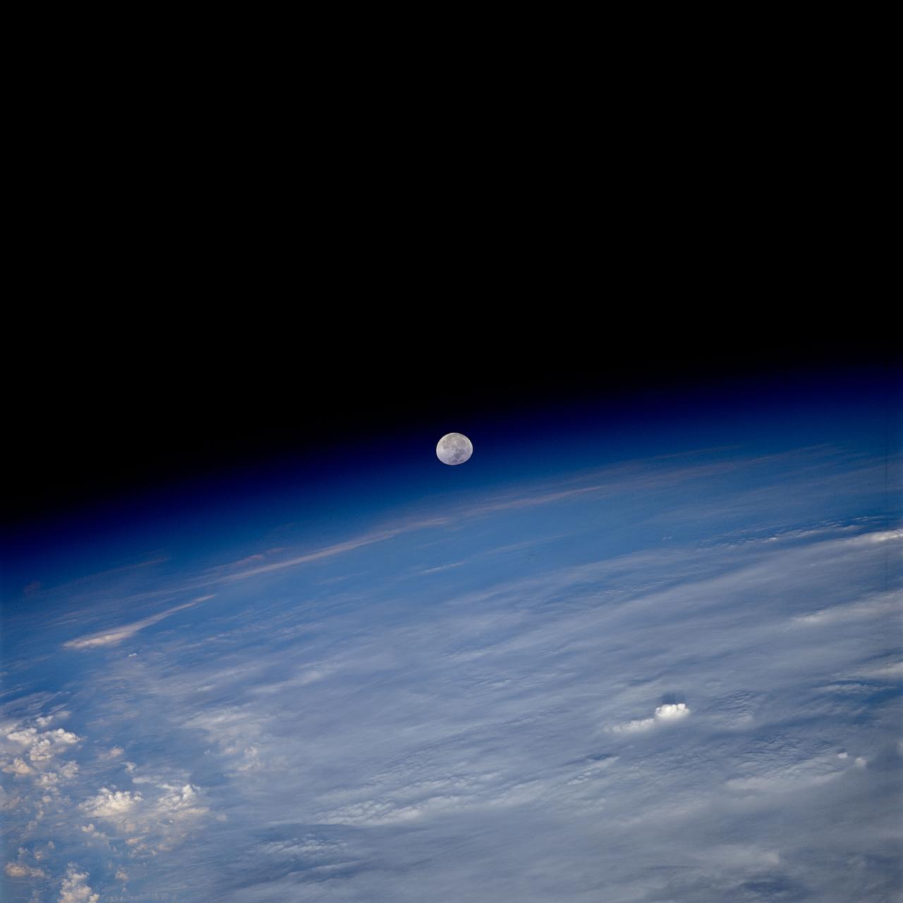 Blick auf die Erde mit Mond über der Atmosphäre als Bild für langfristige planetare Trägheit